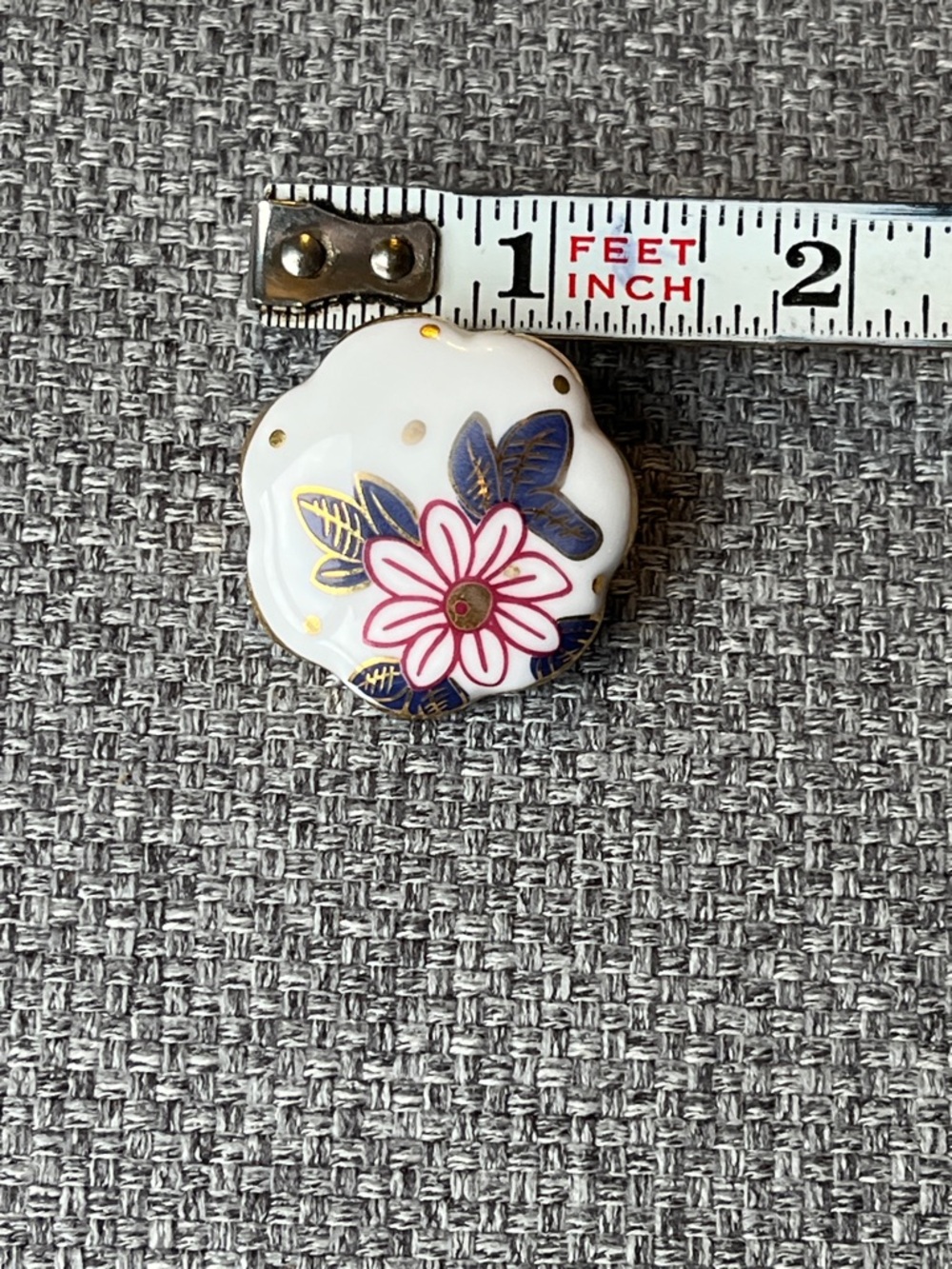Royal Albert Porcelain Floral Brooch – 100 Years Collection "Regan" Pattern - Picture 3 of 3